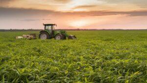 campo de soja con tractor a lo lejos UD0MEFXcSJOFniqBjapvqA kHUpp7SDQNO TgC7o 0d g