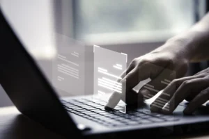 mano usando computadora portatil pantalla virtual documento aprobar linea concepto gestion erp garantia calidad papel scaled 1